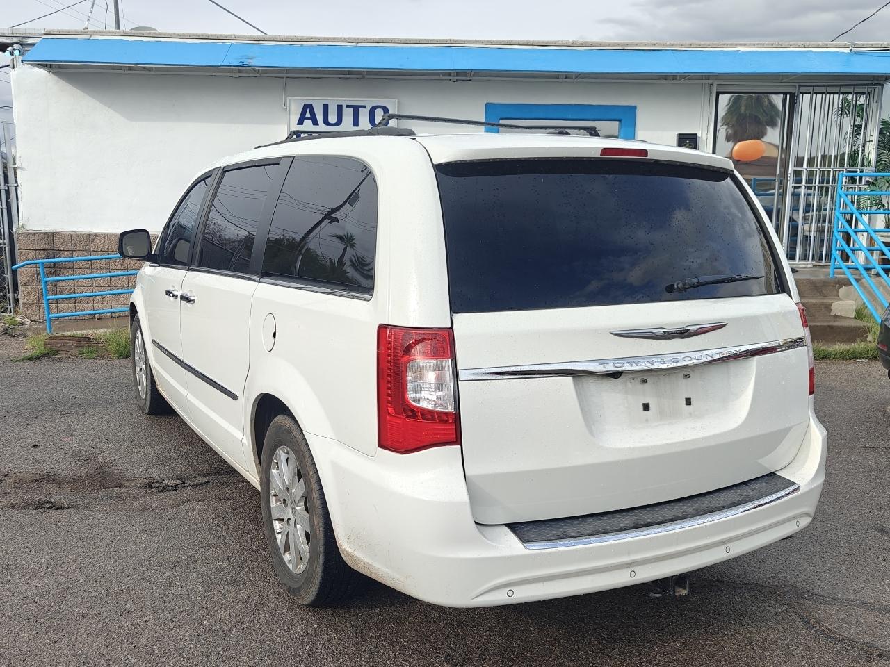 Chrysler Town & Country Touring-L 2012
