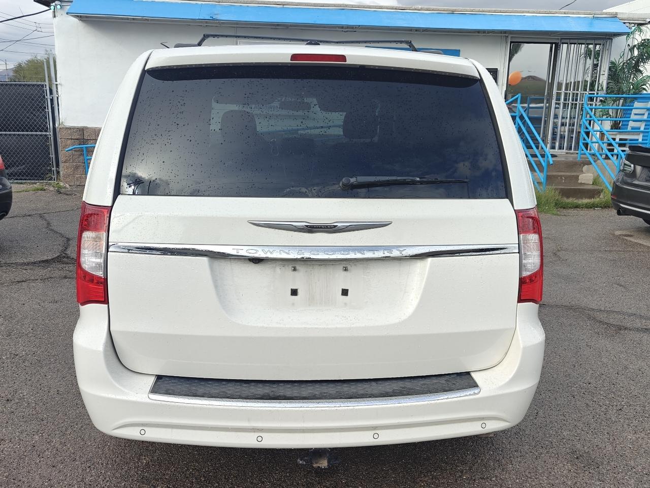 Chrysler Town & Country Touring-L 2012