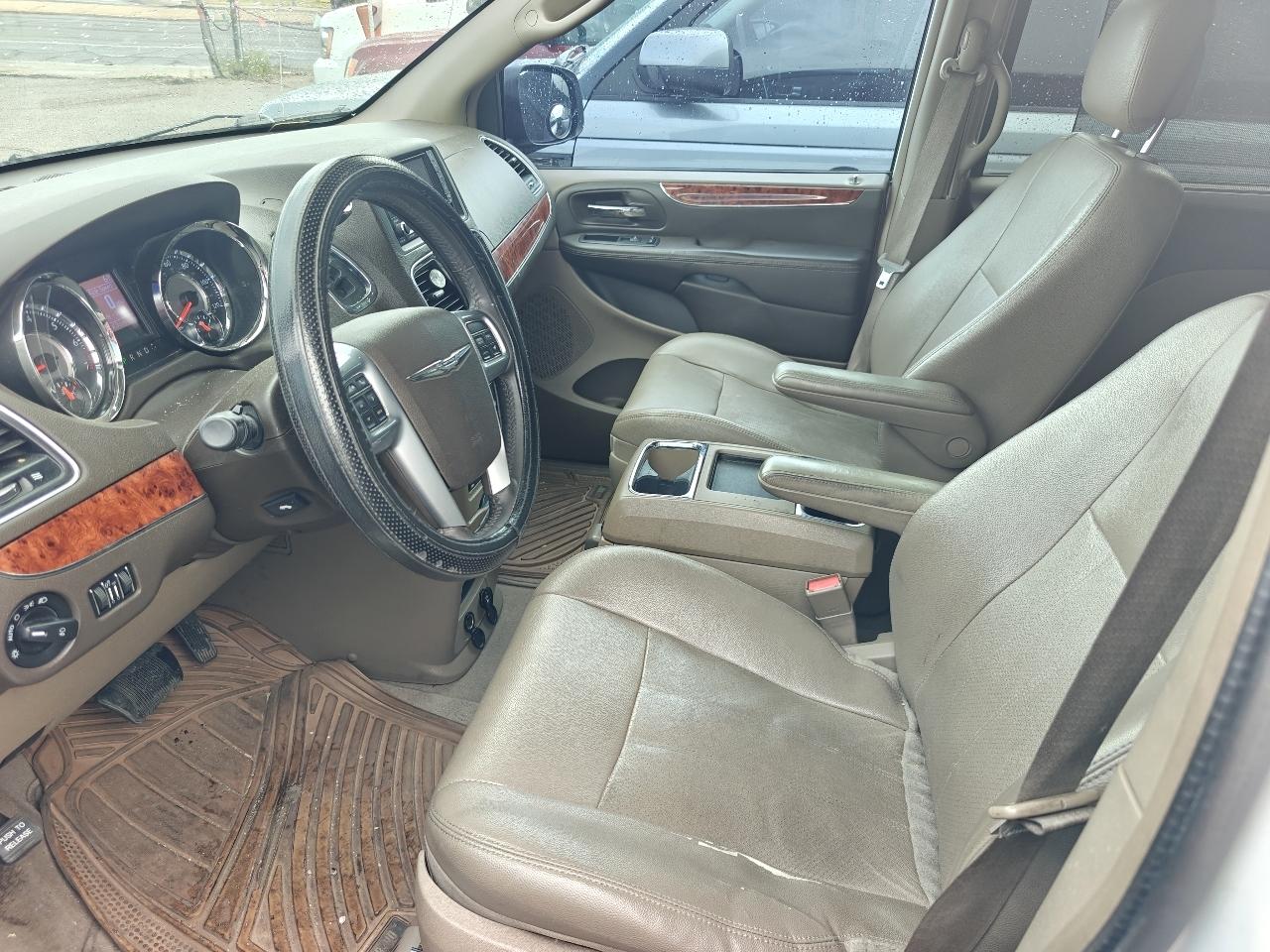 Chrysler Town & Country Touring-L 2012