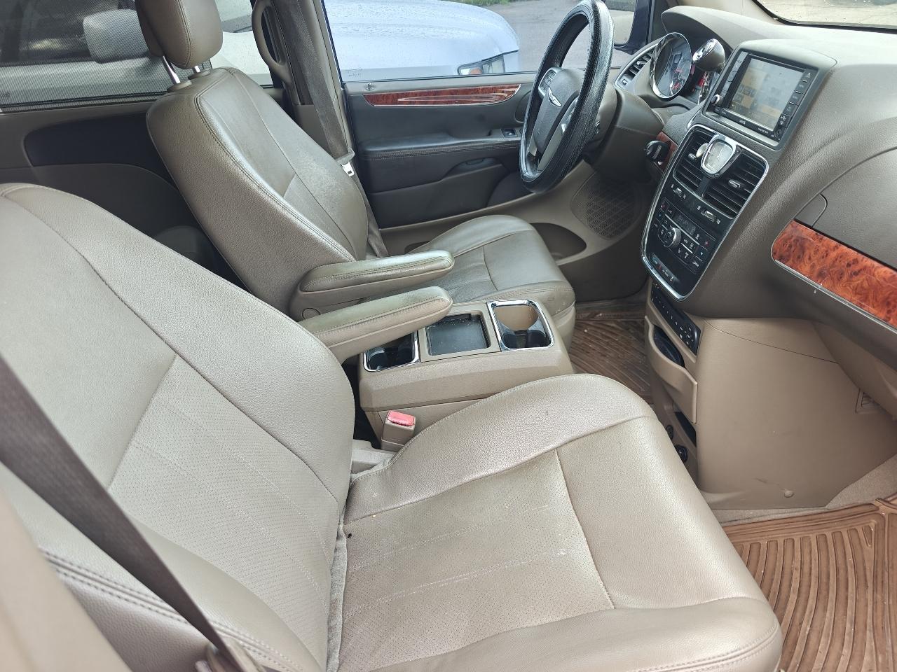 Chrysler Town & Country Touring-L 2012