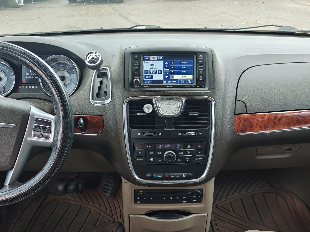 Chrysler Town & Country Touring-L 2012