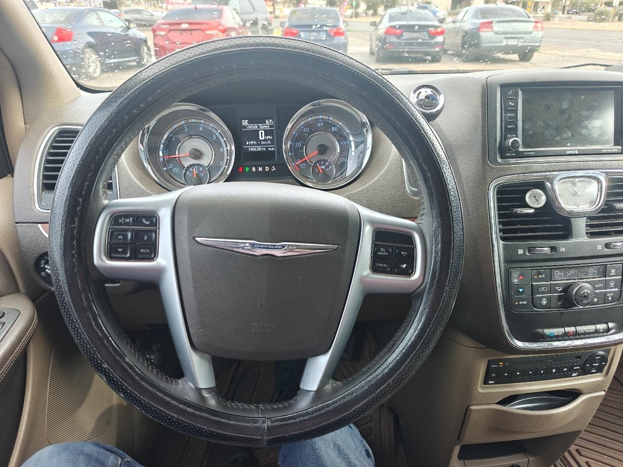 Chrysler Town & Country Touring-L 2012