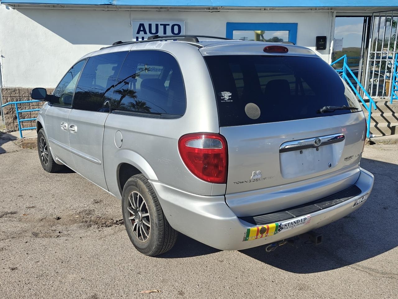 Chrysler Town & Country LX FWD 2003