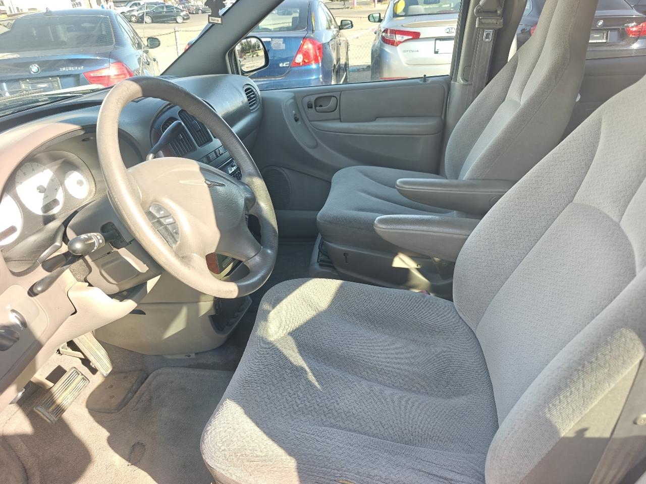 Chrysler Town & Country LX FWD 2003