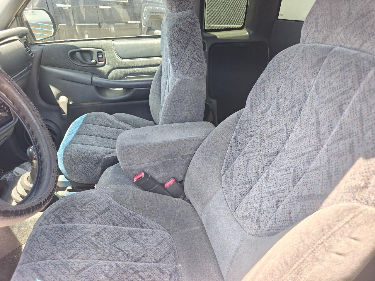 GMC Sonoma SL Ext. Cab Short Bed 2WD 2001