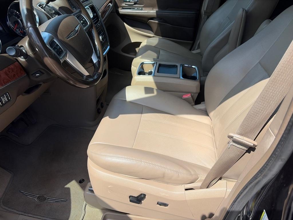 Chrysler Town & Country Touring-L 2011