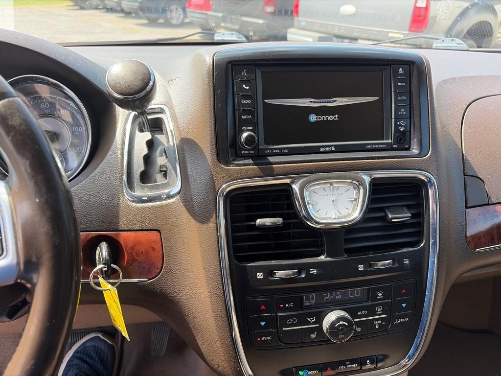 Chrysler Town & Country Touring-L 2011