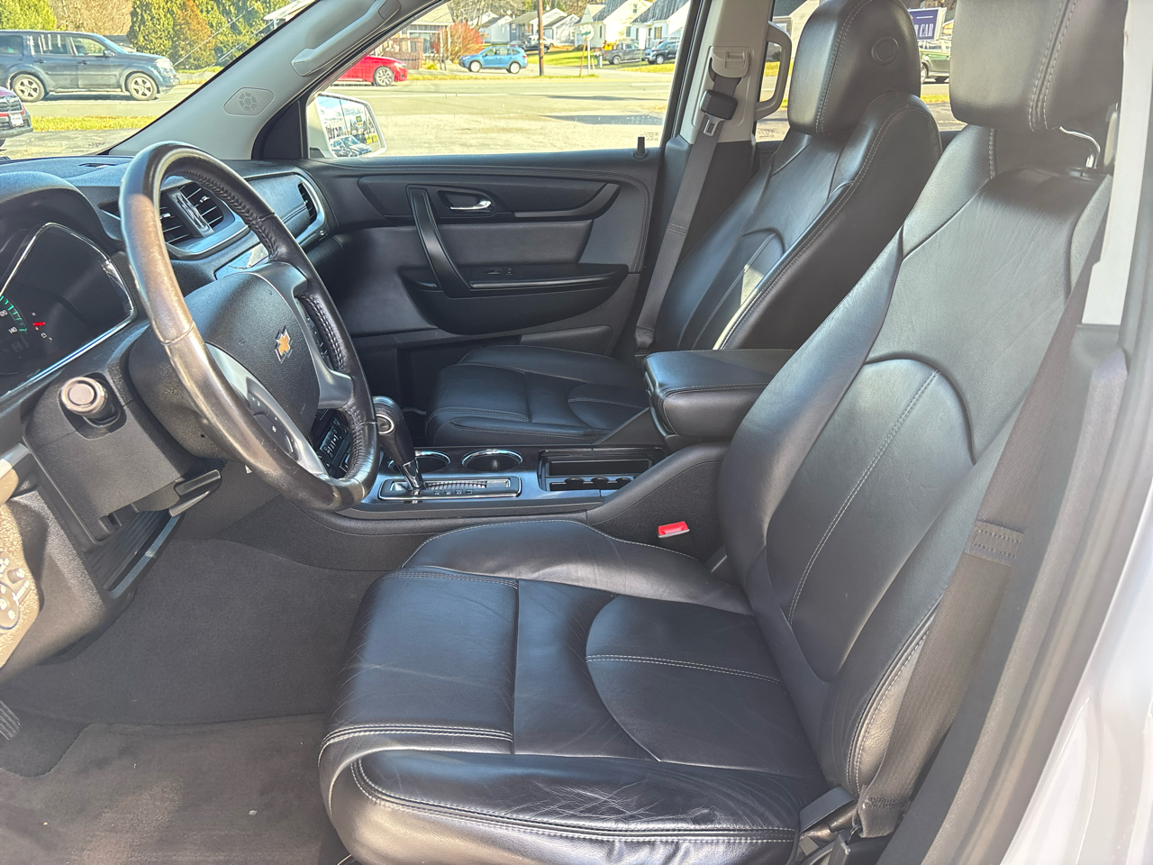 2017 Chevrolet Traverse 2LT photo 2