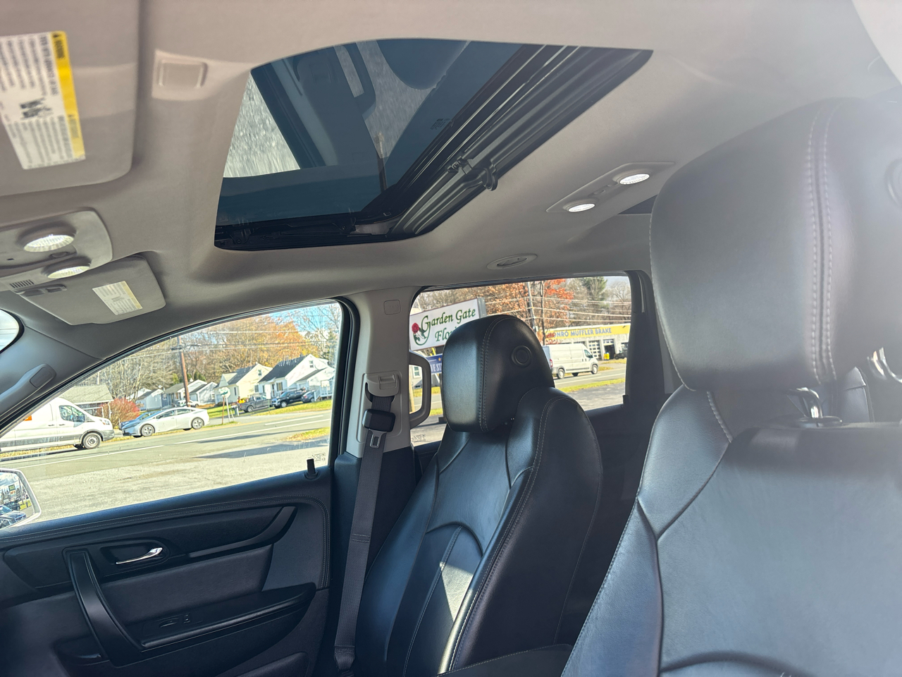 2017 Chevrolet Traverse 2LT photo 4