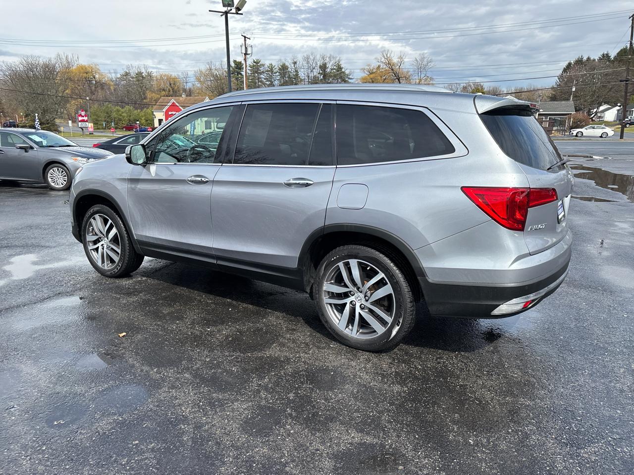 Honda Pilot Touring 4WD with DVD 2016