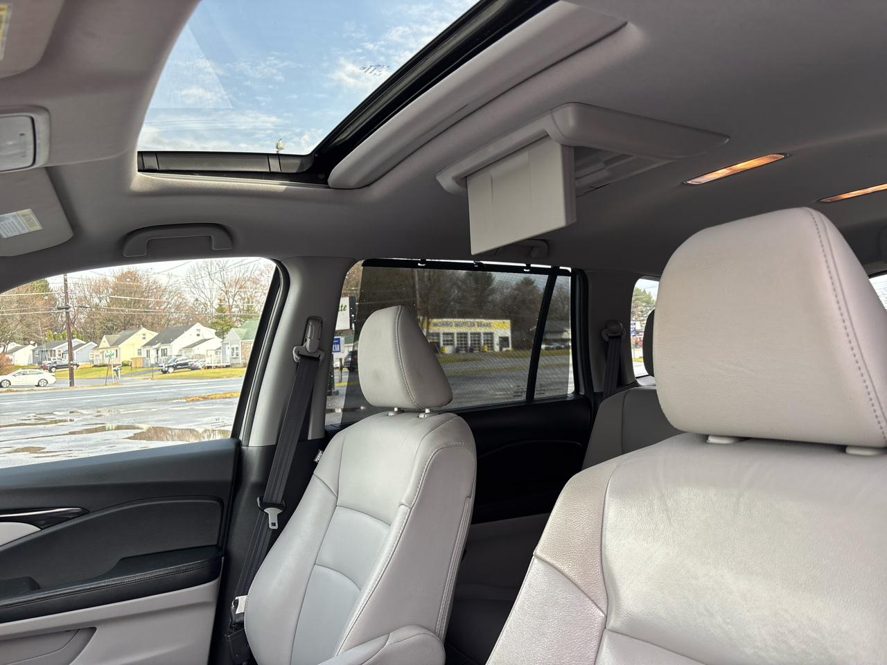 Honda Pilot Touring 4WD with DVD 2016