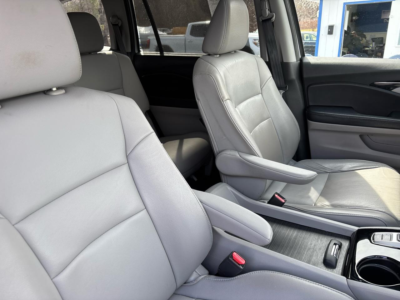 Honda Pilot Touring 4WD with DVD 2016