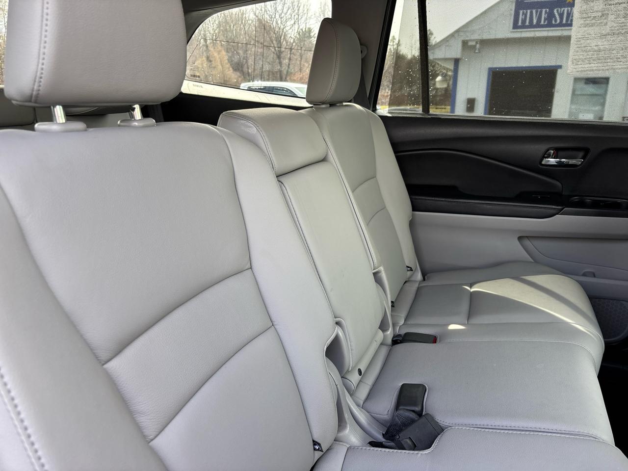 Honda Pilot Touring 4WD with DVD 2016