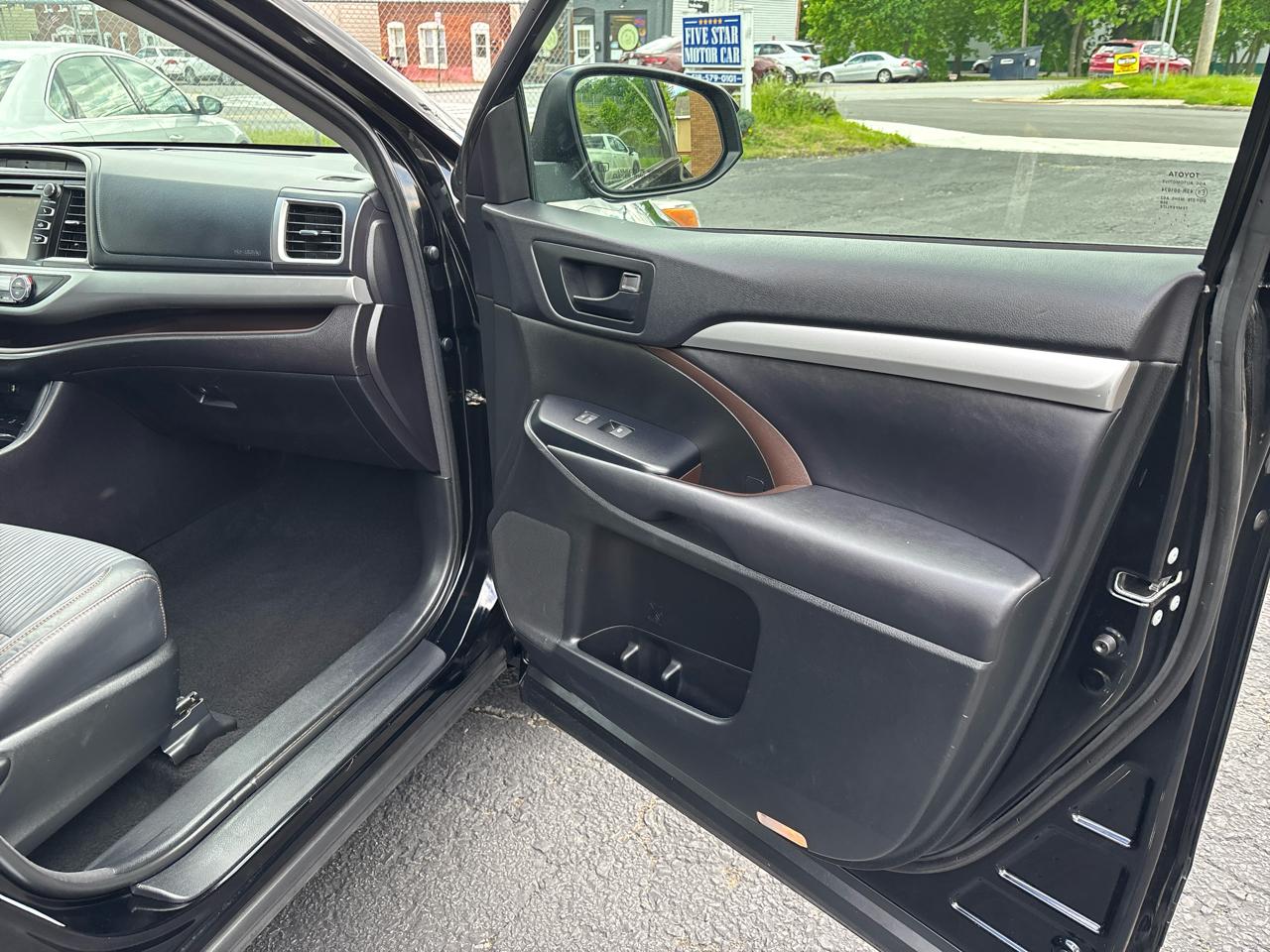 Toyota Highlander LE AWD V6 2016