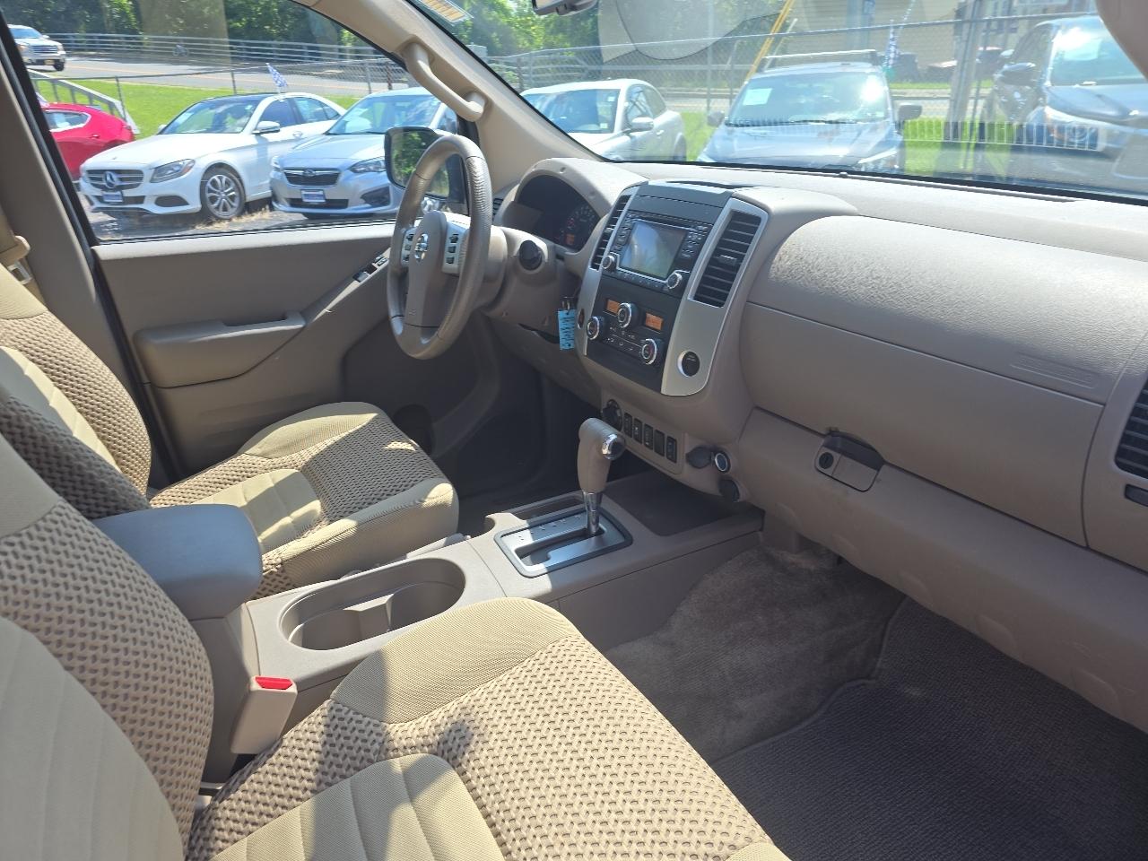 Nissan Frontier SV Crew Cab V6 2015