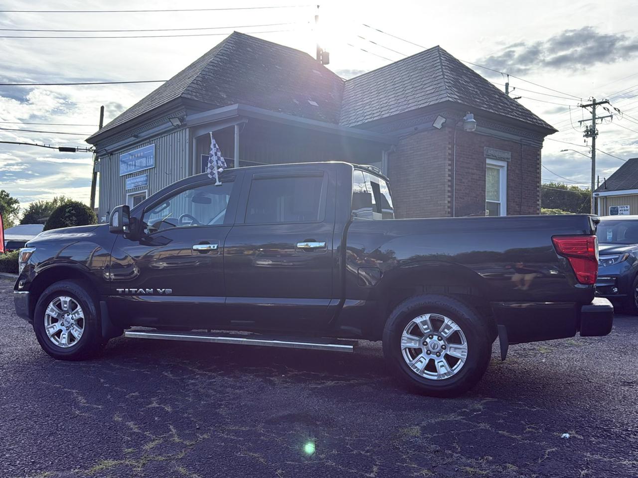 Nissan Titan SV Crew Cab 4WD 2019
