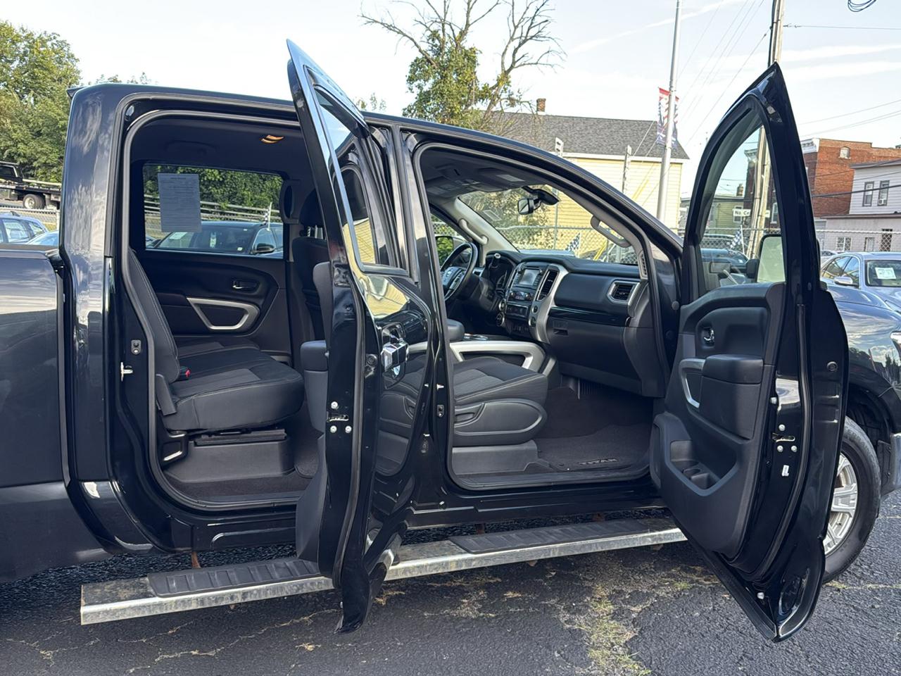 Nissan Titan SV Crew Cab 4WD 2019