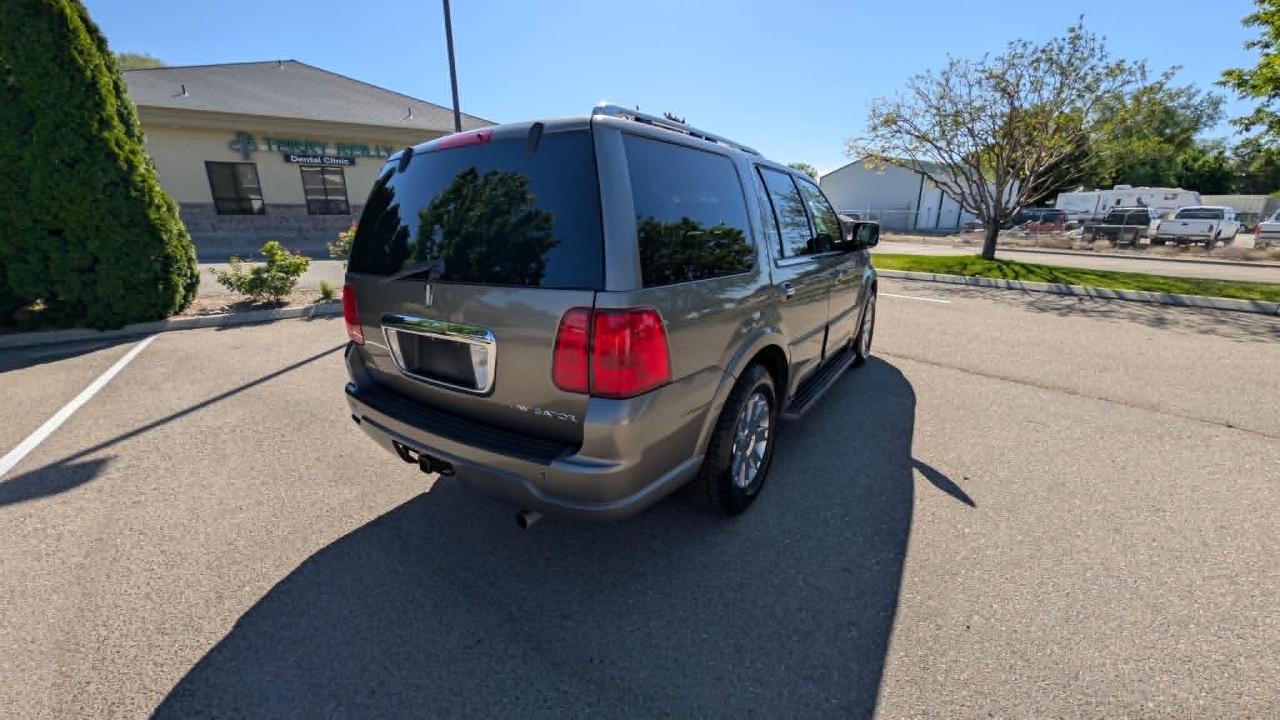 Lincoln Navigator 4dr 4WD Luxury 2004