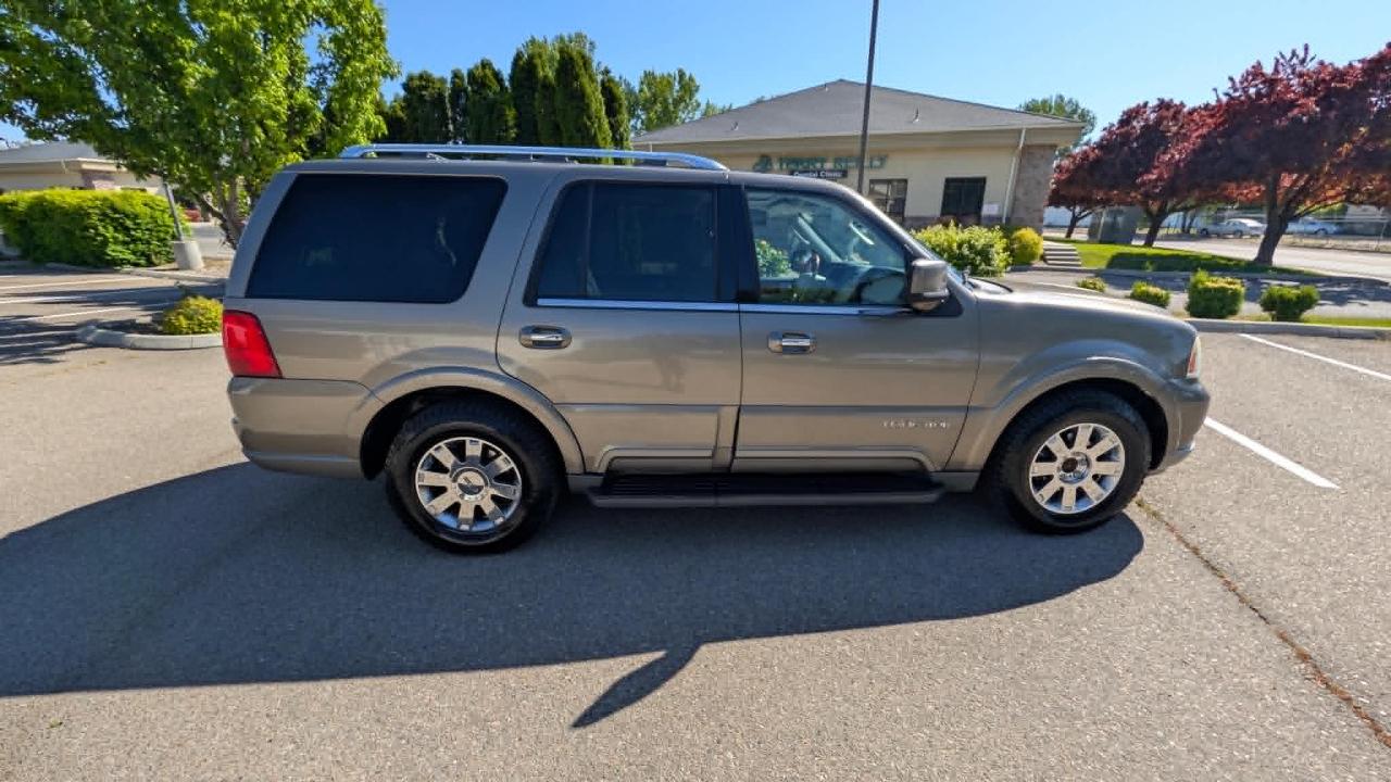 Lincoln Navigator 4dr 4WD Luxury 2004