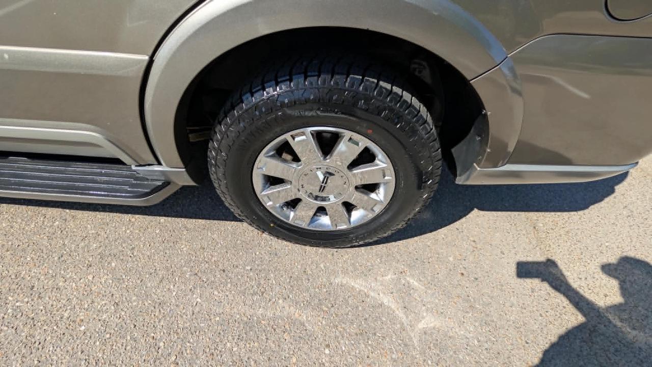 Lincoln Navigator 4dr 4WD Luxury 2004