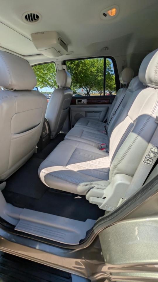 Lincoln Navigator 4dr 4WD Luxury 2004