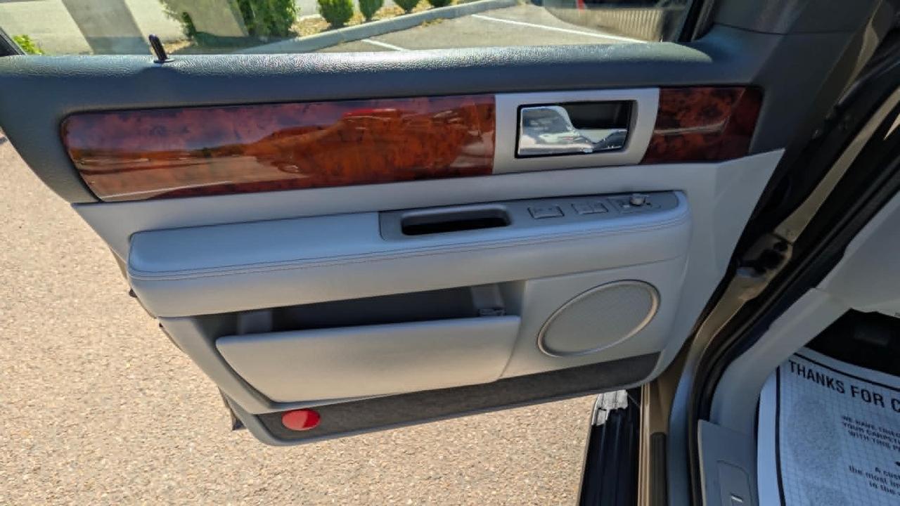 Lincoln Navigator 4dr 4WD Luxury 2004