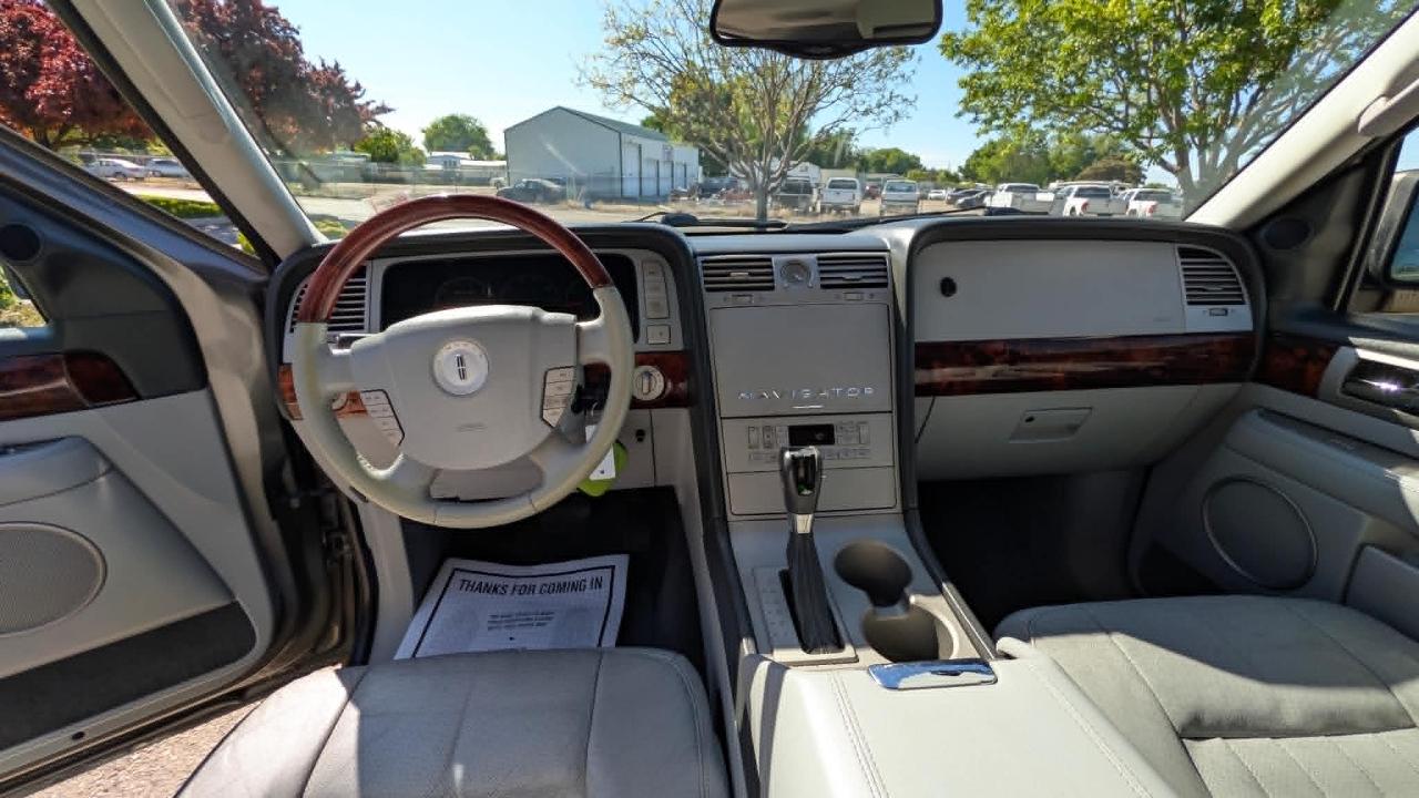 Lincoln Navigator 4dr 4WD Luxury 2004