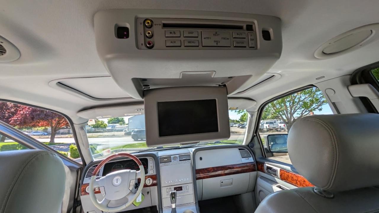 Lincoln Navigator 4dr 4WD Luxury 2004