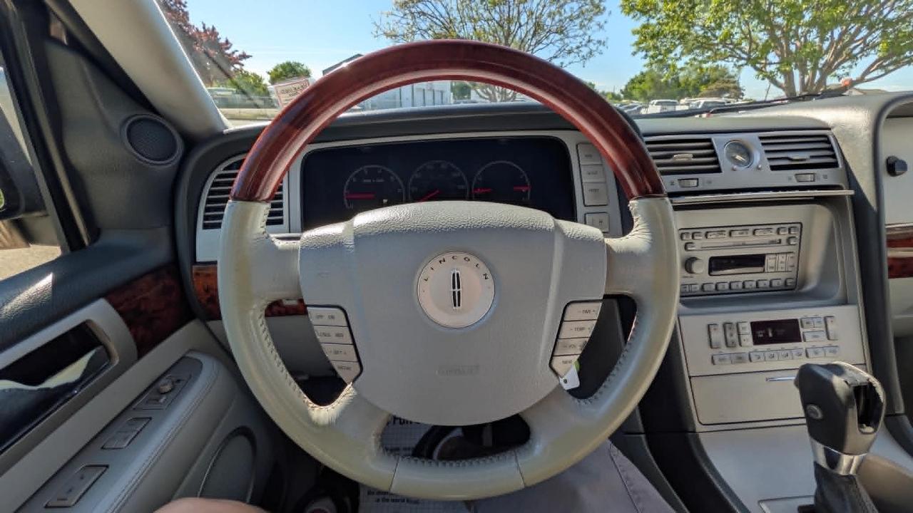 Lincoln Navigator 4dr 4WD Luxury 2004