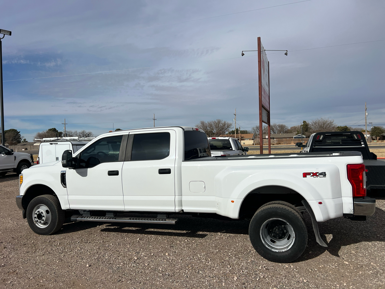 Ford F-350 SD XL Crew Cab Long Bed DRW 4WD 2017
