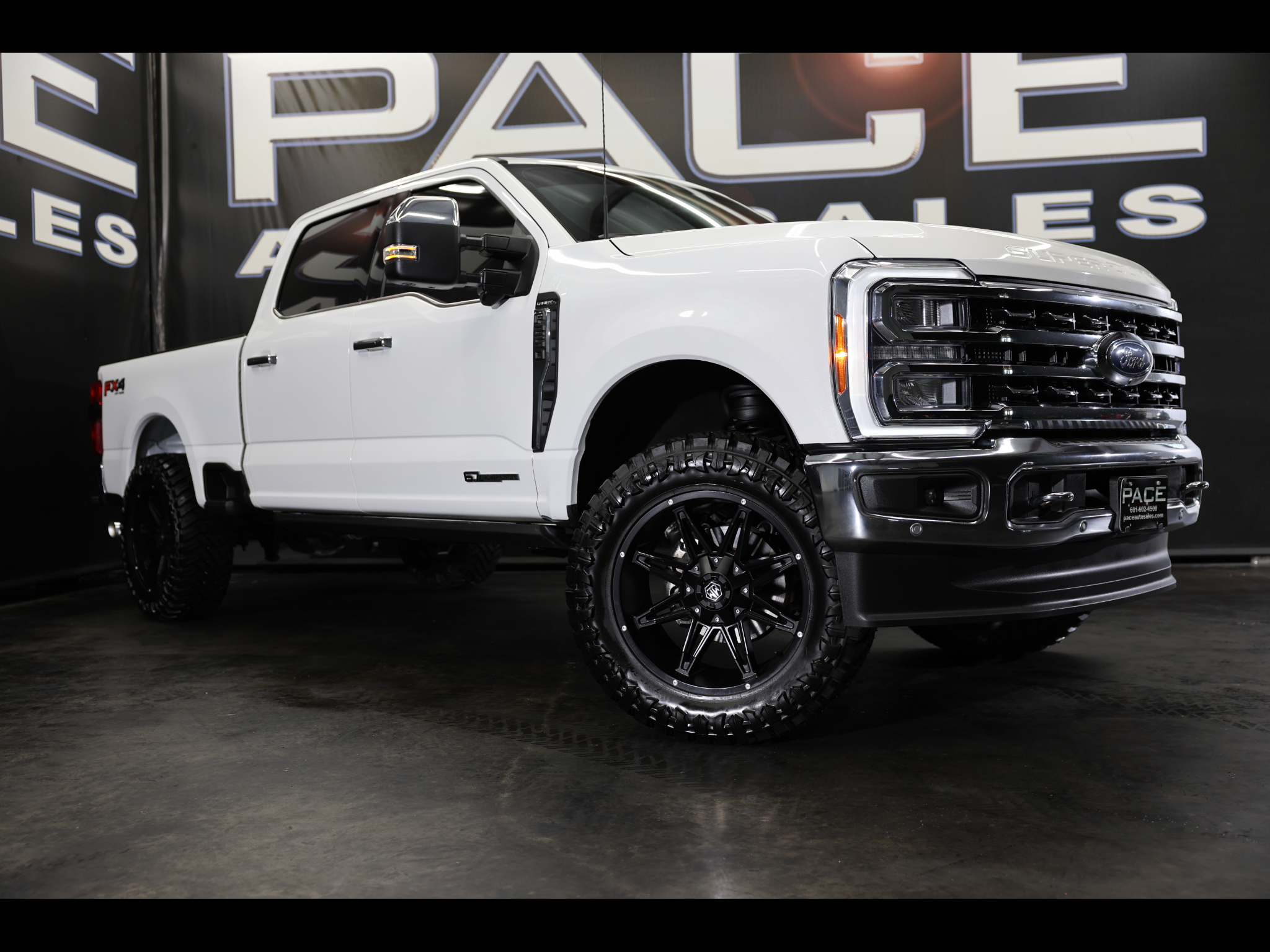 2023 Ford Super Duty F-250 SRW LARIAT 4WD Crew Cab 6.75' Box