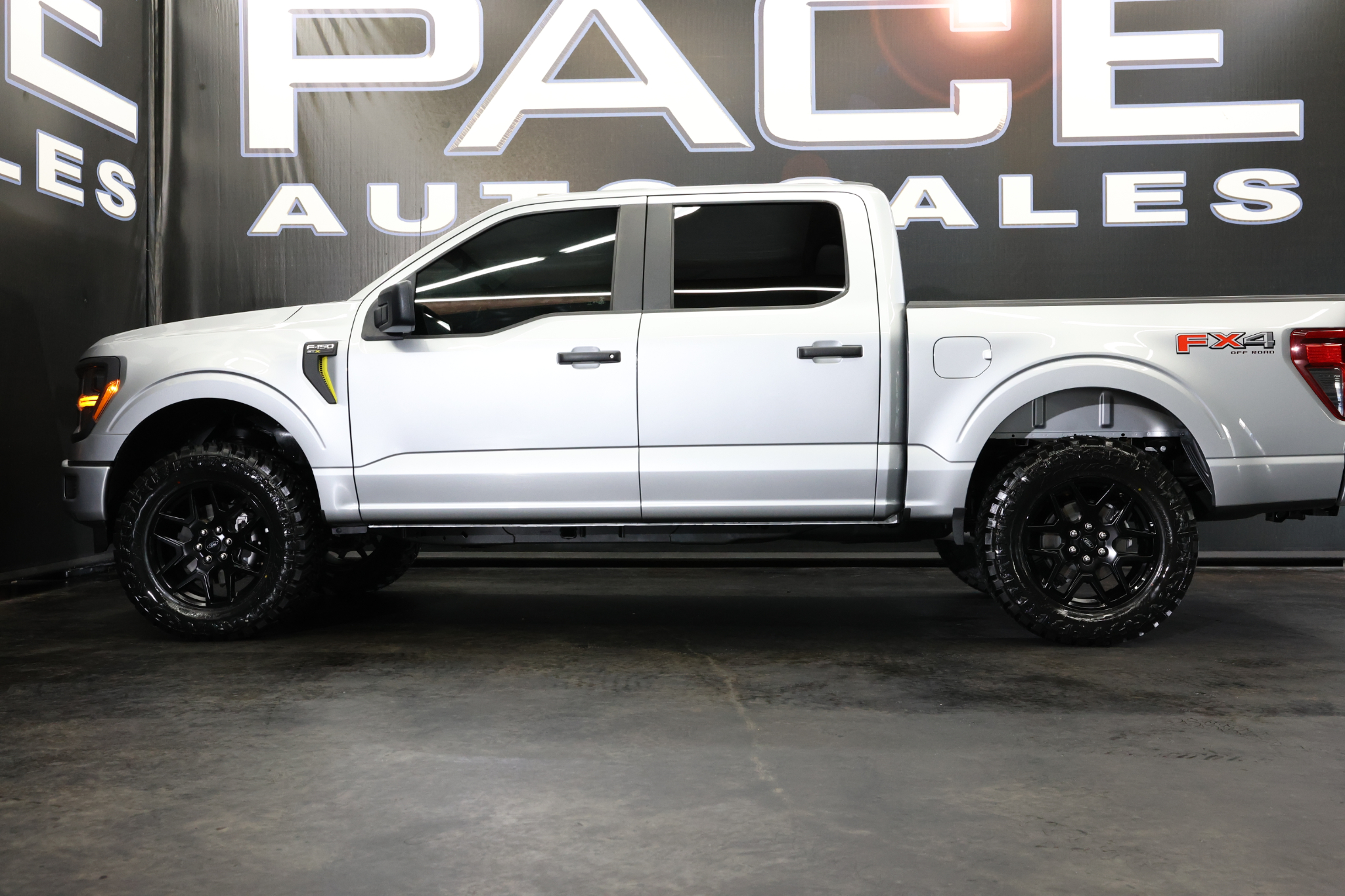 Ford F-150 STX 4WD SuperCrew 5.5' Box 2024 Ford F-150 STX 4WD SuperCrew 5.5' Box 2024