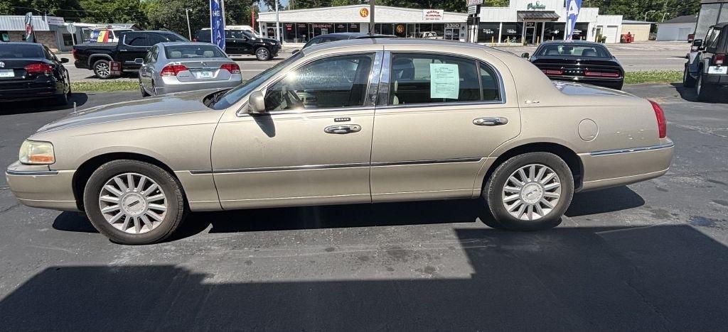 2005 Lincoln Town Car Signature's photo