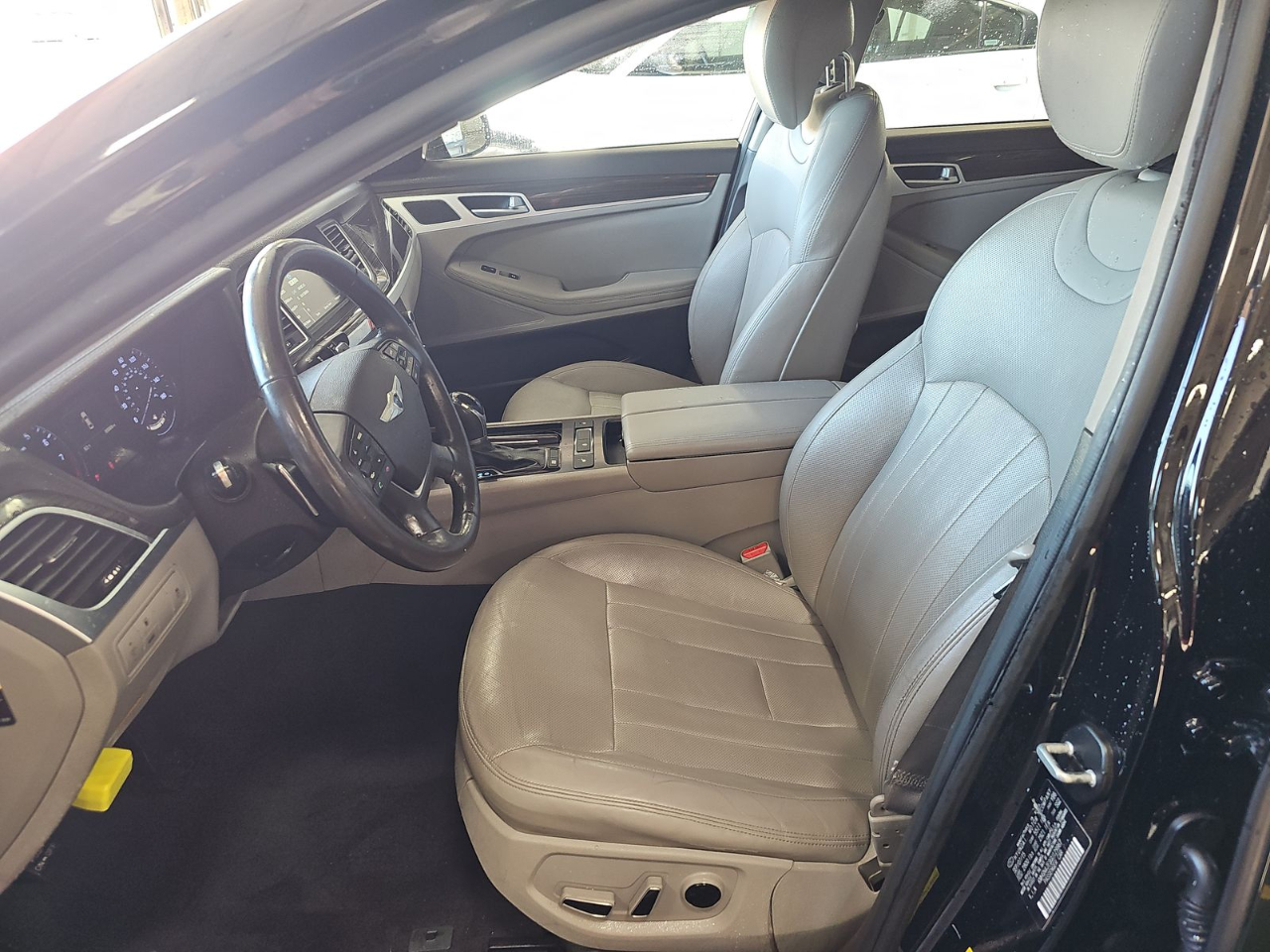 2016 Hyundai Genesis 3.8 photo 2