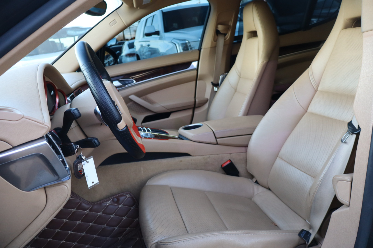 Porsche Panamera 4 Platinum 4D Sedan 2013
