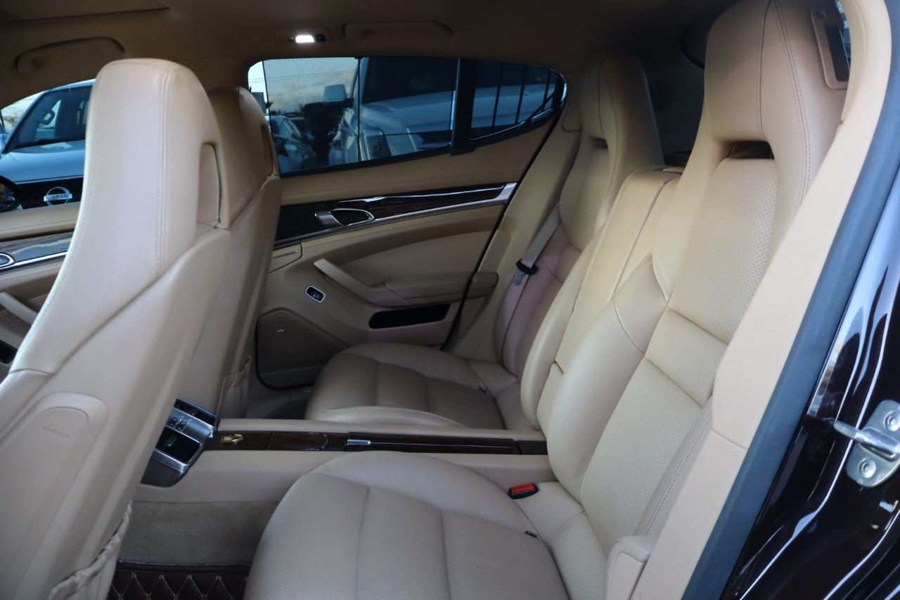 Porsche Panamera 4 Platinum 4D Sedan 2013