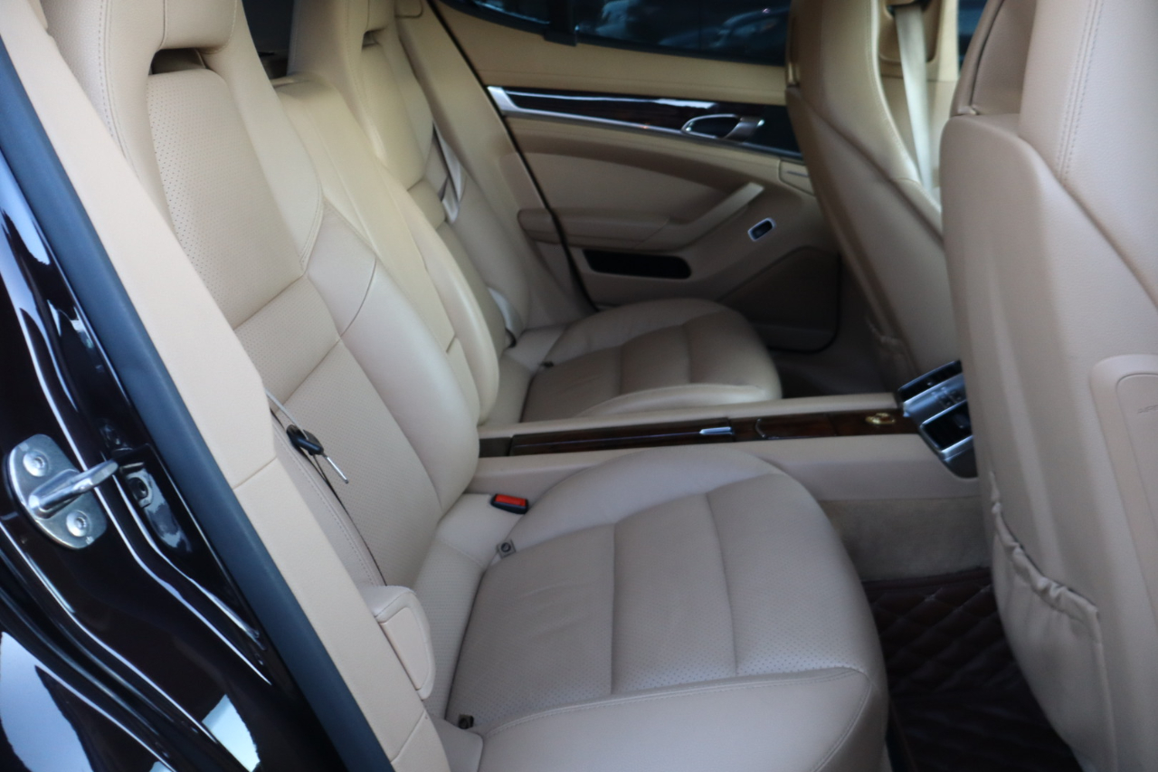 Porsche Panamera 4 Platinum 4D Sedan 2013