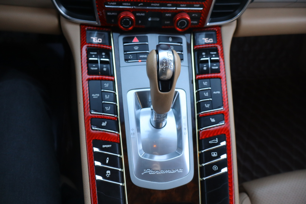 Porsche Panamera 4 Platinum 4D Sedan 2013