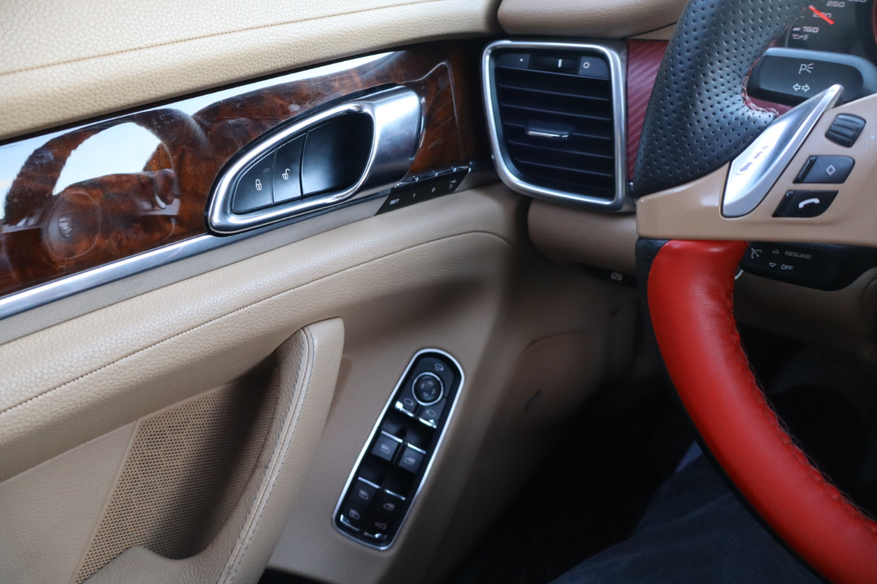Porsche Panamera 4 Platinum 4D Sedan 2013