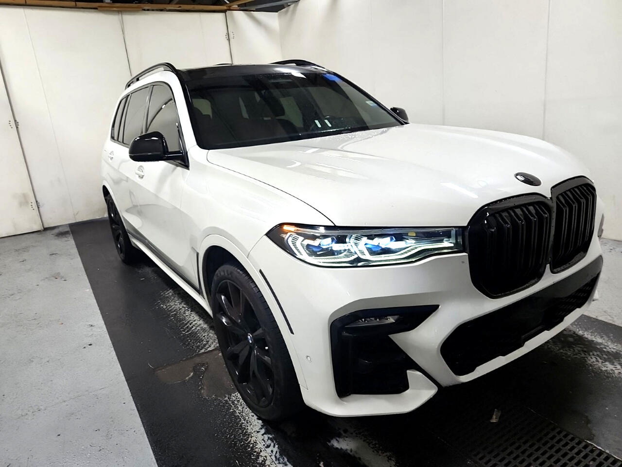 BMW X7 M50i Sports Activity Vehicle 2021