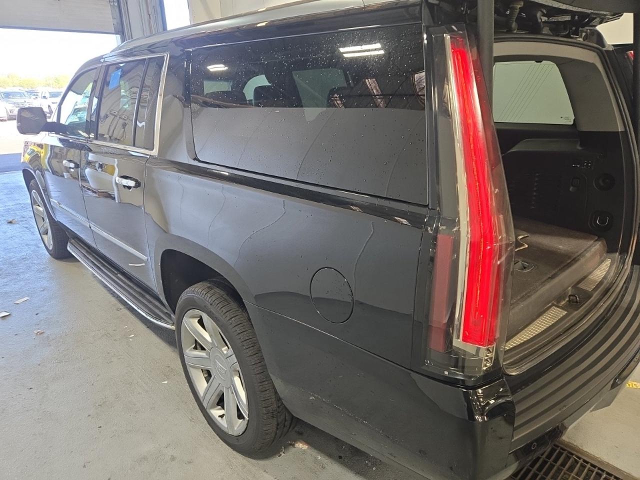 Cadillac Escalade ESV AWD 4dr Luxury 2017