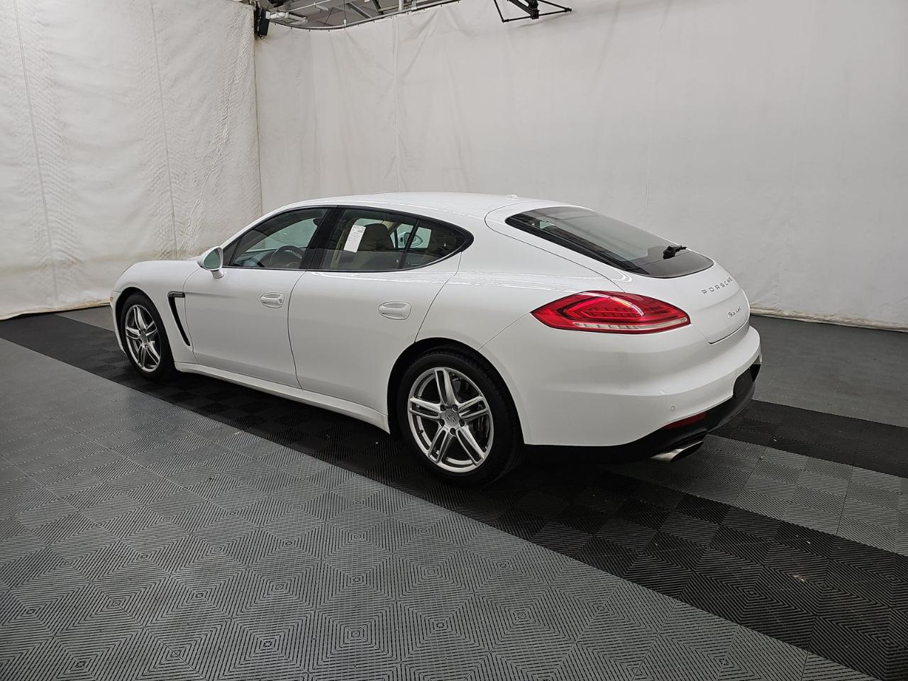 Porsche Panamera 4 4D Sedan 2015