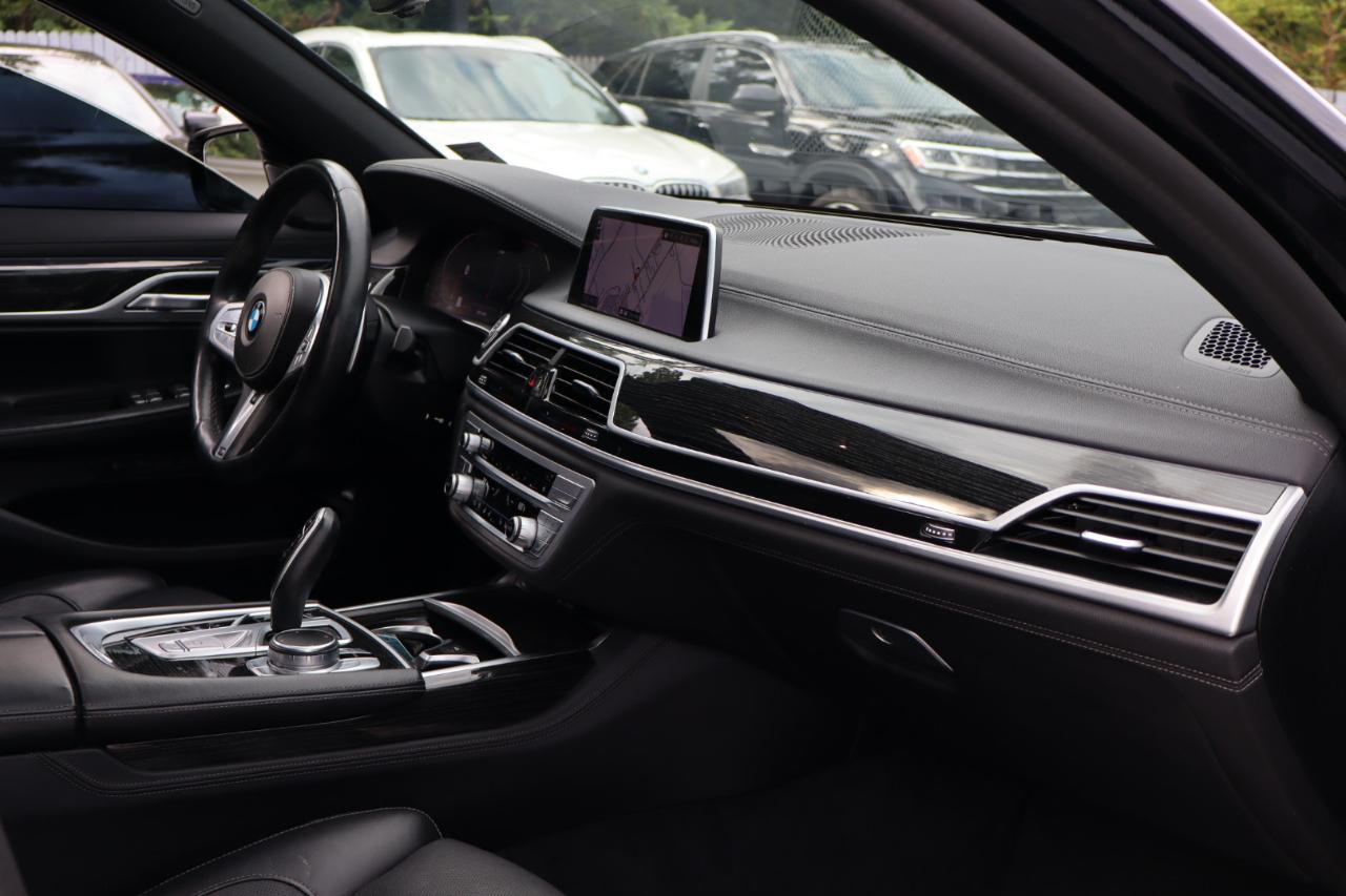 BMW 7-Series  2021