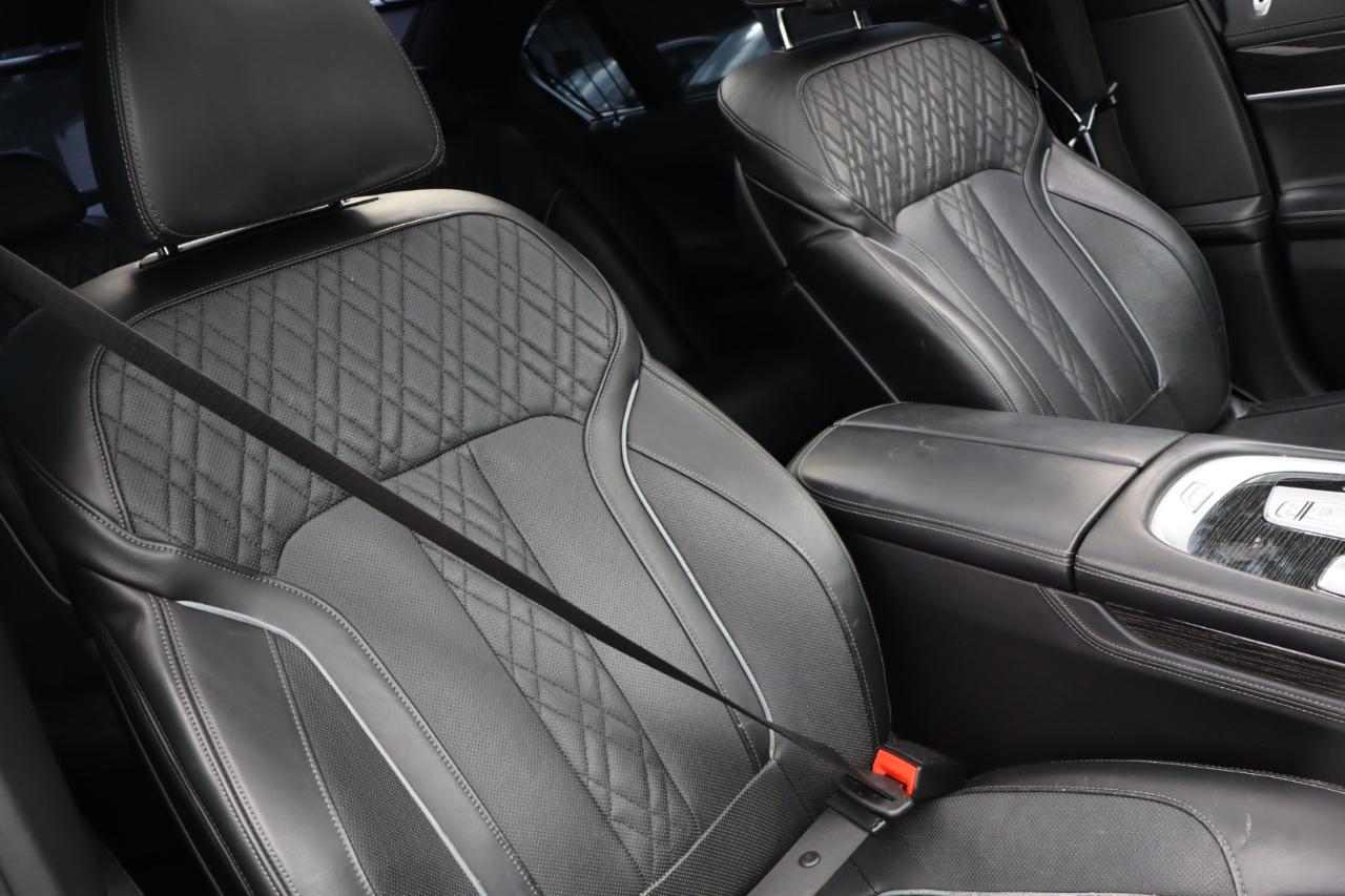 BMW 7-Series  2021