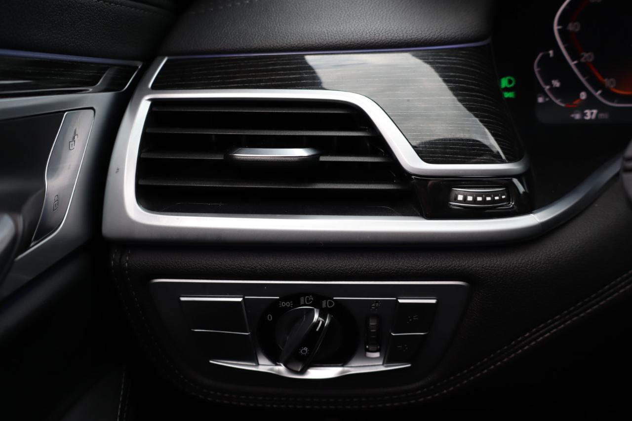 BMW 7-Series  2021