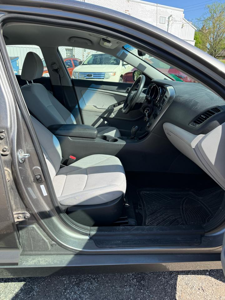 Kia Optima LX MT 2012