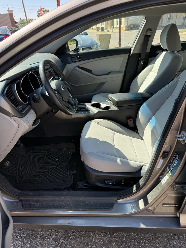 Kia Optima LX MT 2012