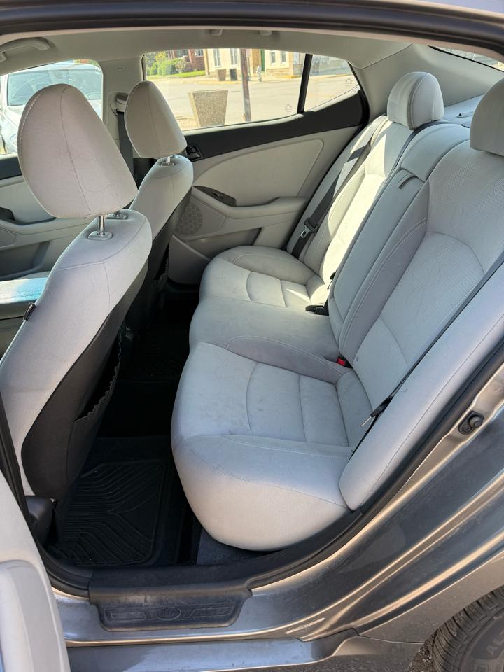 Kia Optima LX MT 2012