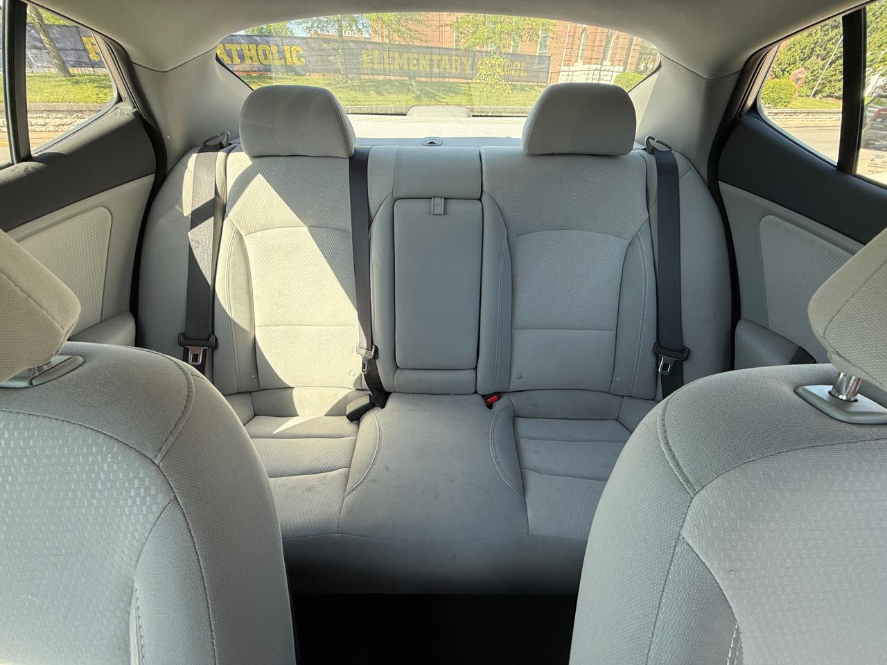 Kia Optima LX MT 2012