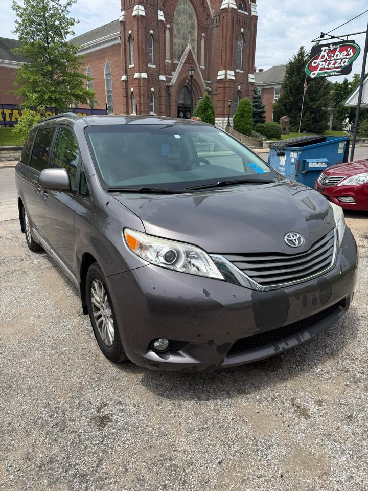 Toyota Sienna XLE FWD 8-Passenger V6 2012
